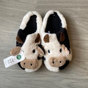 NWT women’s cow fuzzy house slippers